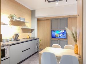 Stylish City Center Apartment by NDK