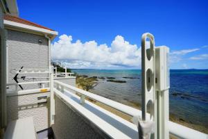 【エメラルド色の海が目の前に！】自然を満喫できるロケーション。お洒落な感じの4LDK一軒家貸し切り！