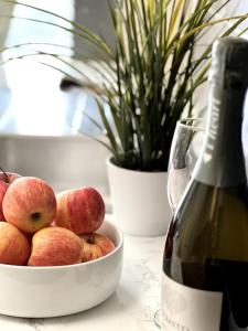 Modern 2 bed close to mall with parking & garden