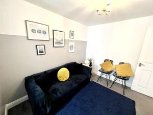 Modern 2 bed close to mall with parking & garden
