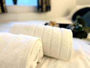 Modern 2 bed close to mall with parking & garden