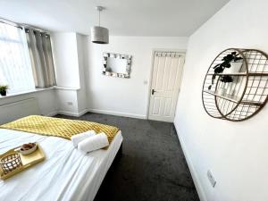 Modern 2 bed close to mall with parking & garden