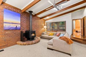 Beachside Weekender Retreat with Spa sleeps 11-13