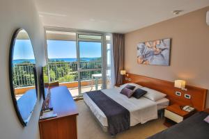 Triple Room with Balcony - Sea Side room in Arena Hotel Holiday