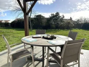Maison familiale confortable, 4 couchages, près des plages et commerces, jardin et wifi inclus - FR-1-224-809 - Saint-Révérend