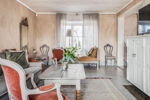 Large Stylish Charming House With Big Garden