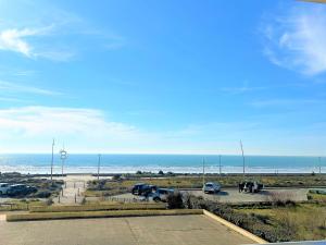 Appartement bord de mer avec balcon, parking et commodités - FR-1-652-17