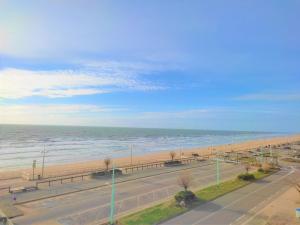 Appartement bord de mer avec balcon et parking - FR-1-652-28