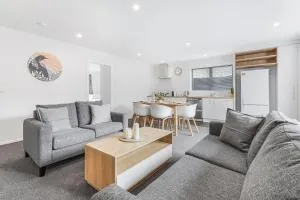 Modern Retreat with King Bed - By KOSH BNB - Newstead