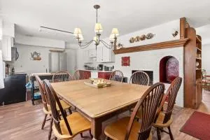 Federal on Exeter Circa 1805 Sleeps 8 - Northwood