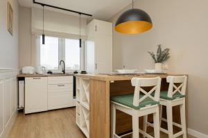 Beautiful Apartment for 6 people with Balcony and Parking in Warsaw by Renters