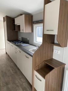 Neues, ruhiges Ferienhaus Nr 46 Chalet mit Meerblick 100 Meter zum Wattenmeer, komplett eingezäunt