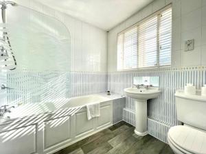 Wanderdown House near the Beach with ample Free Parking
