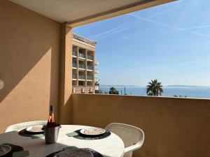Appartement avec Vue Mer, Piscine et Parking à Cannes la Bocca, à 200m de la Plage - FR-1-609-55