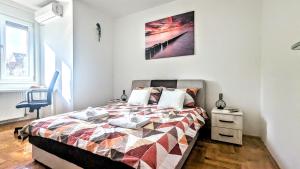 Spacious & attractive 600m-7minuta hoda od centra, mogucnost za parking-apartmani-nsmilos