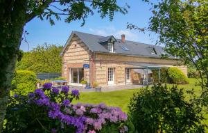 Maisons de vacances Cozy Home In Saint-aubin-routot With Kitchen : Maison de Vacances 4 Chambres