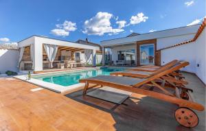 Amazing Home In Galizana