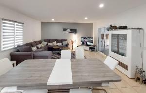 Maisons de vacances Nice Home In Linxe With Kitchen : photos des chambres