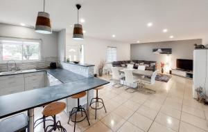 Maisons de vacances Nice Home In Linxe With Kitchen : photos des chambres