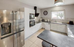 Maisons de vacances Nice Home In Linxe With Kitchen : photos des chambres