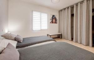 Maisons de vacances Nice Home In Linxe With Kitchen : photos des chambres