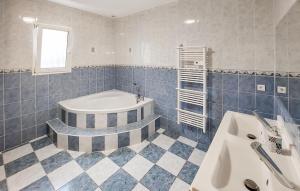 Maisons de vacances Nice Home In Linxe With Kitchen : photos des chambres