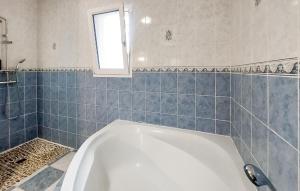 Maisons de vacances Nice Home In Linxe With Kitchen : photos des chambres