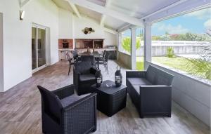 Maisons de vacances Nice Home In Linxe With Kitchen : photos des chambres