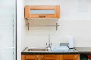 Light and airy with parking nearby