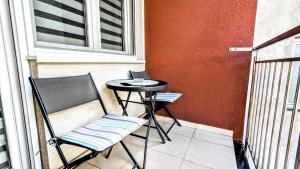 Spacious & attractive 600m-7minuta hoda od centra, mogucnost za parking-apartmani-nsmilos