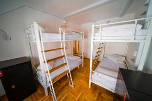 Posto Letto in Dormitorio Misto con 4 Letti
