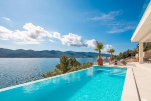 Villa Maris, 10m from beach, infinity pool