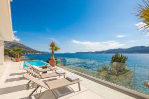 Villa Maris, 10m from beach, infinity pool