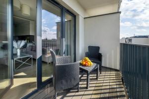 Elegant Apartment with Balcony Near Poniatowski Park Łódź by Renters