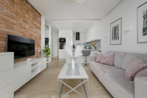 Elegant Apartment with Balcony Near Poniatowski Park Łódź by Noclegi Renters