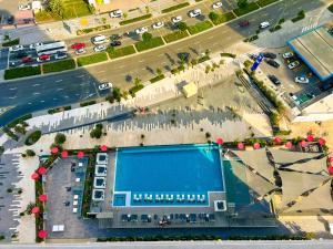 MAG318, Modern Studio Apartment with Great Amenities and Canal View, 5min Walk to Dubai Mall