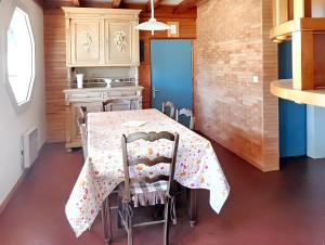 Maisons de vacances Maison accueillante a Vielle-Saint-Girons avec jardin et cheminee : photos des chambres