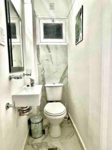 Dpto ubicacion perfecta cuatro habitaciones tres baños en calle caseros, renovado y remodelado