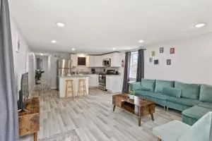 Skip to Saint Charles Local Art-Filled Hideaway - Harvey