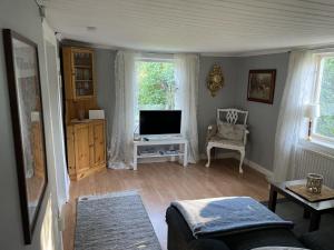 Genuine 100 year old countryside cottage