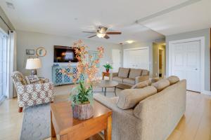 Idyllic New Buffalo Condo Walk to Beach and Shops!