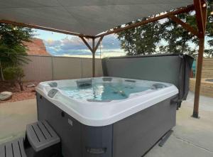 Pet-Friendly Downtown Kanab Basecamp | Hot Tub