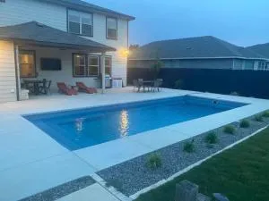 Lxry 4 BR Bckyd, Pool, Hot Tub near attrctns (Tal.) - Helotes