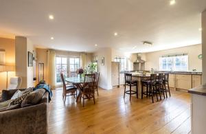 Spacious home to sleep 8 just a short stroll from Kenmare