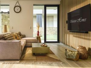 SalvatoreHomes - Luxury in the Centre of Bardolino with Private Jacuzzi & Direct Access to Infinity Pool - Casa Olivia - a 5 Star Luxury Collection at Lake Garda