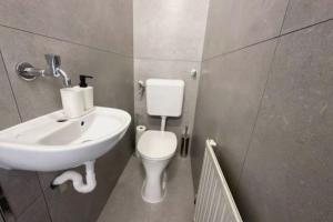 Cozy & New with Balcony View