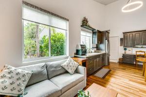 Cozy Nokomis Apartment - 2 Mi to Beach!