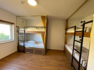 Bed in 6-Bed Mixed Dormitory Room room in 33 Hostel