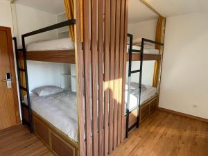 Bed in 4-Bed Mixed Dormitory Room room in 33 Hostel
