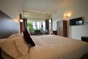 BHOPAL LAKE STAYS
